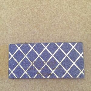 I am selling a eyeshadow palette from Neo Perle